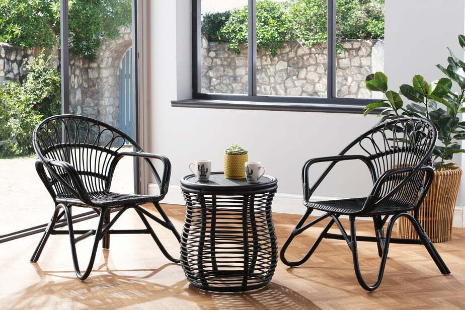 2 black nordic chairs and roya llamp table lifestyle