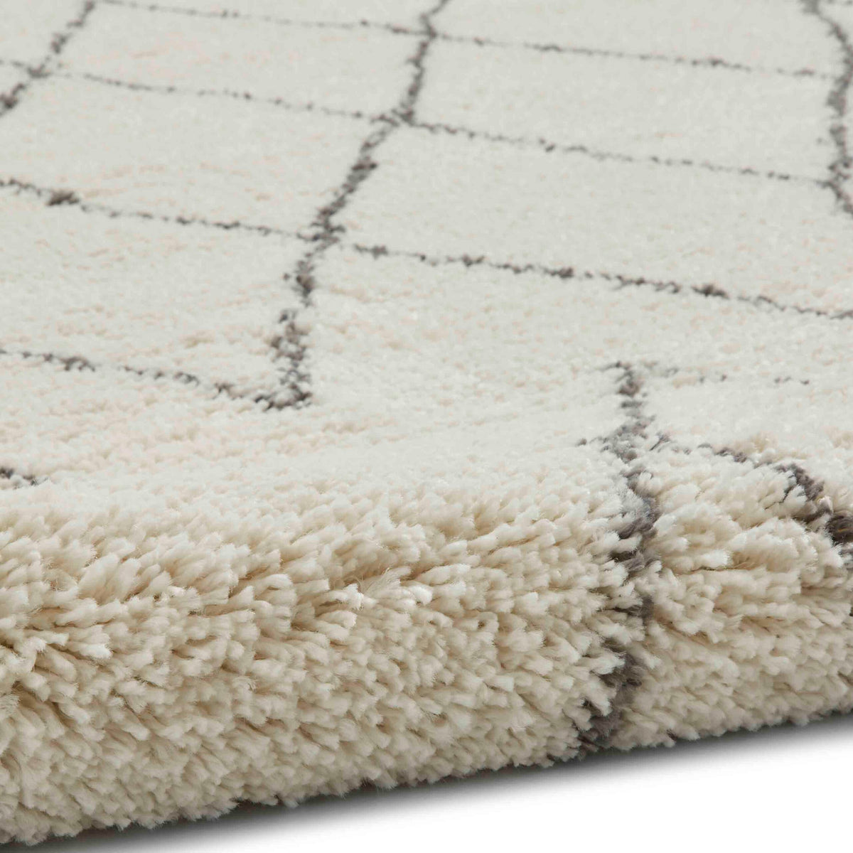 diamond plush rug in white and black 4 sizes available