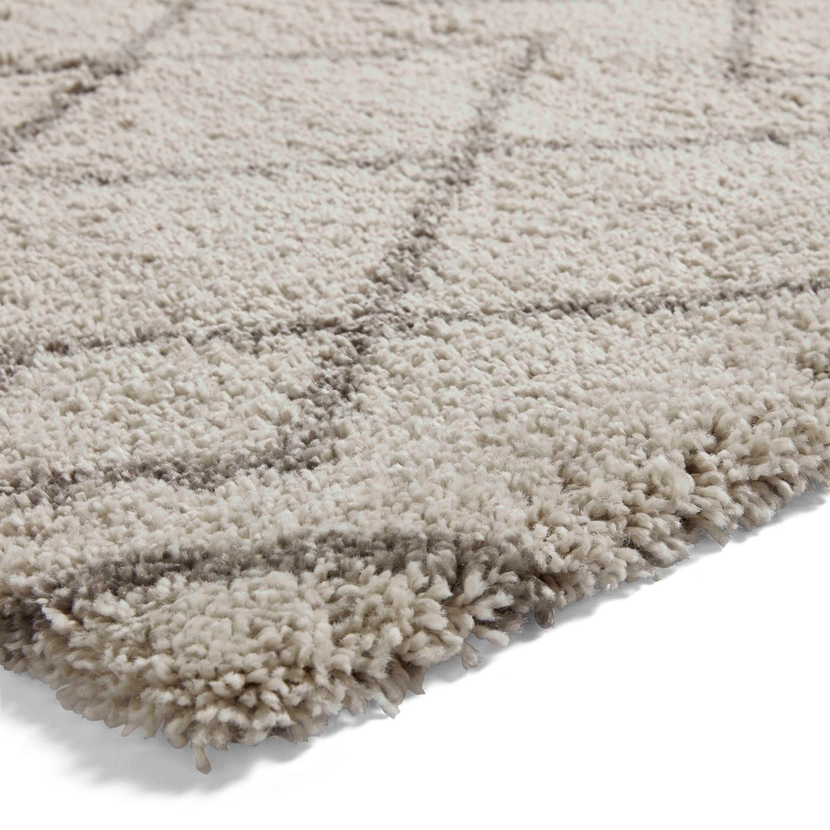 diamond geo shaggy rug in white and black 2 sizes available