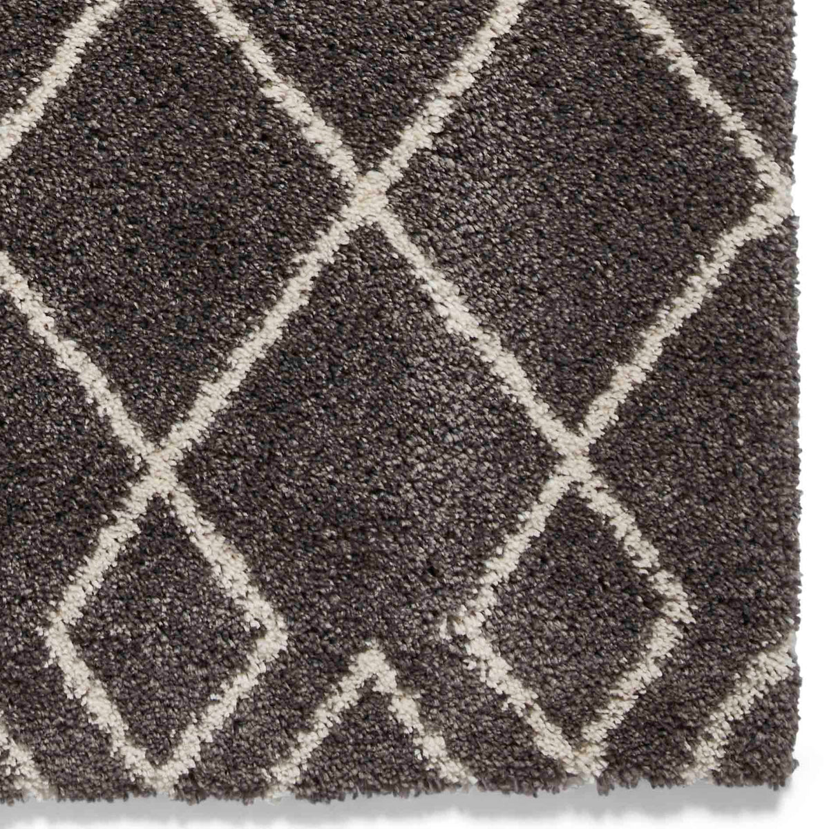 diamond geo shaggy rug in white and black 2 sizes available