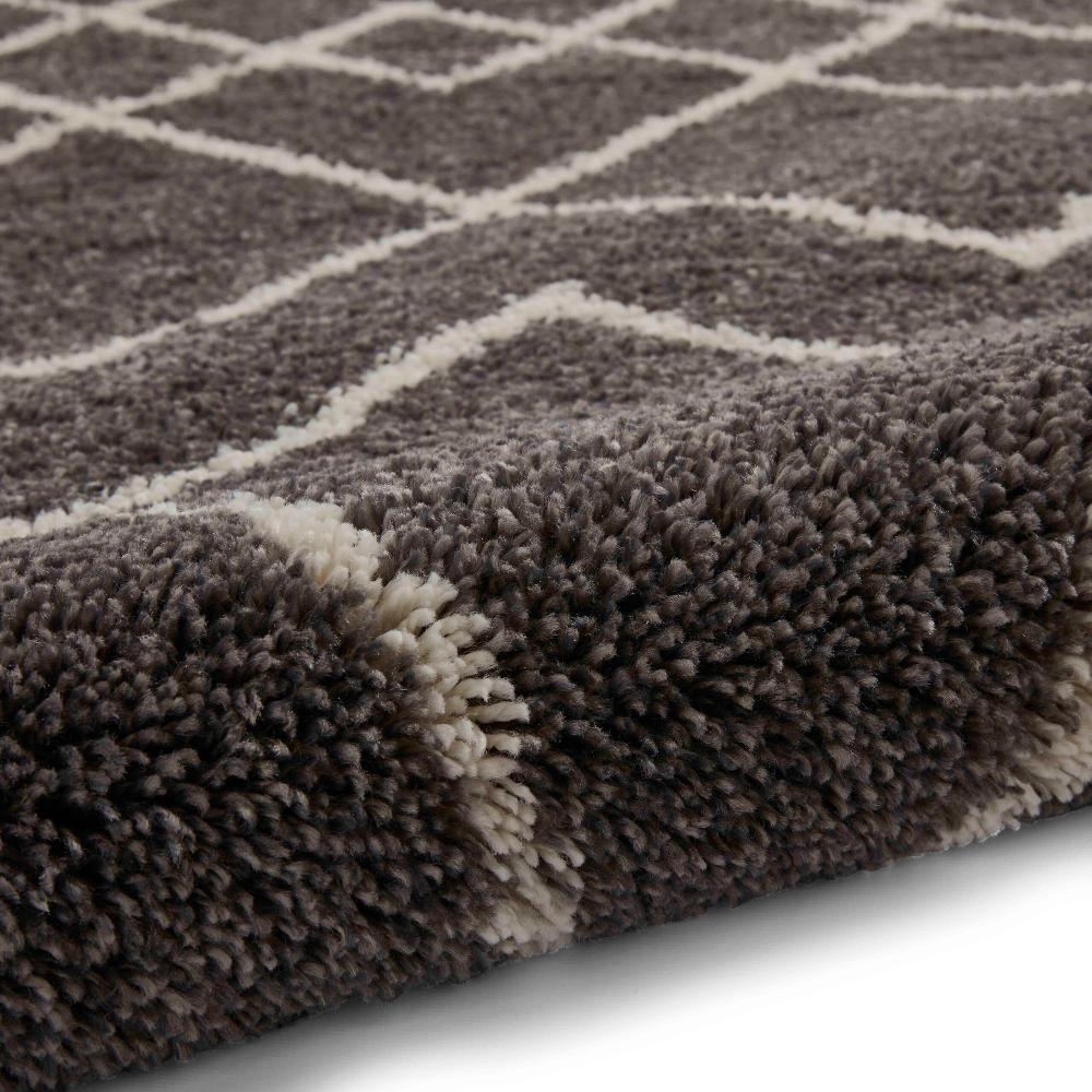 diamond geo shaggy rug in white and black 2 sizes available