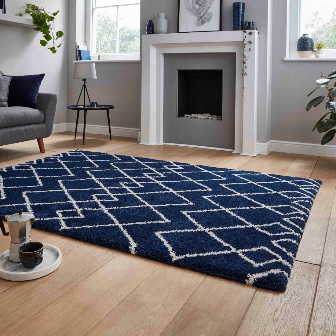 diamond geo shaggy rug in white and black 2 sizes available