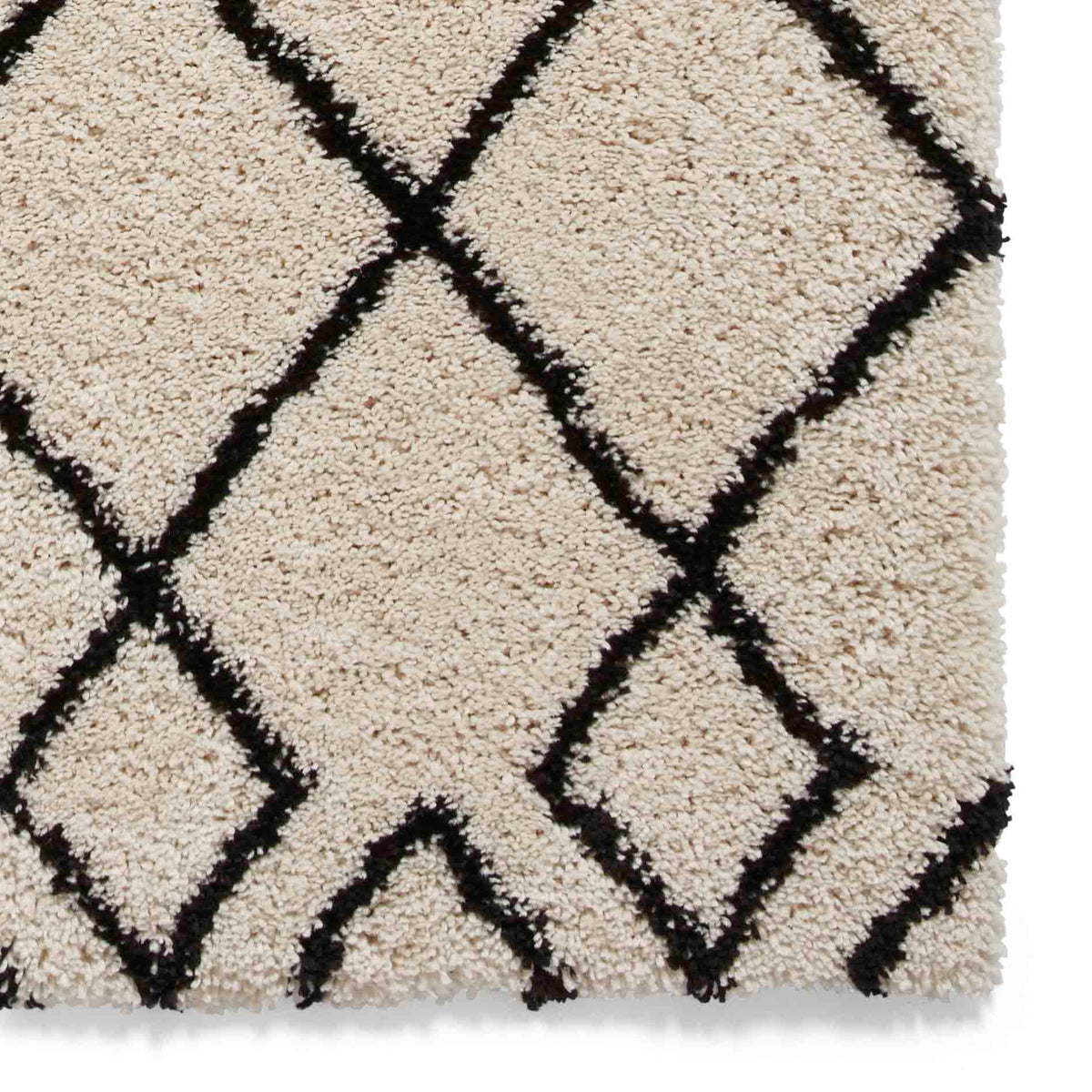 diamond geo shaggy rug in white and black 2 sizes available