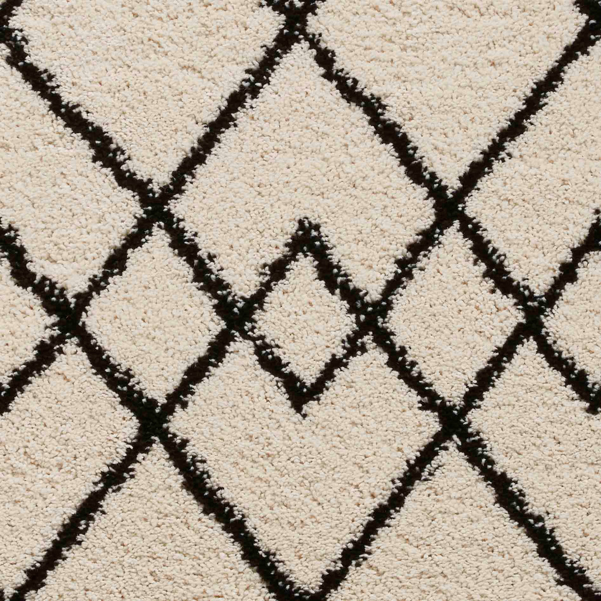 diamond geo shaggy rug in white and black 2 sizes available