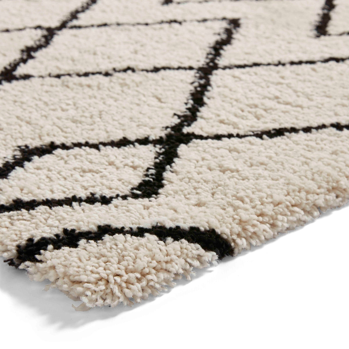 diamond geo shaggy rug in white and black 2 sizes available