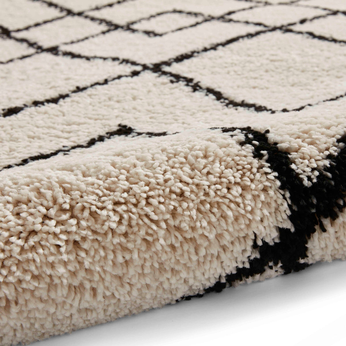 diamond geo shaggy rug in white and black 2 sizes available